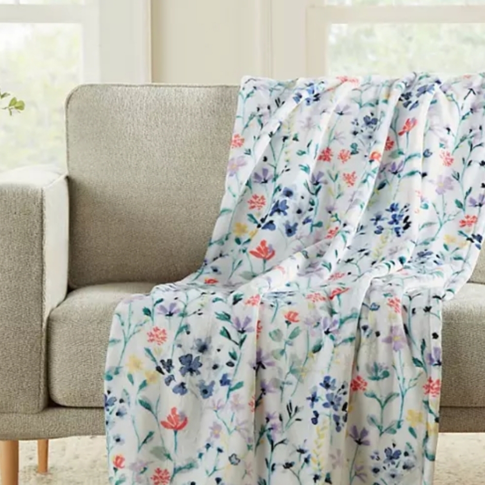 NWT Flowers 60x70 Lounge Throw
